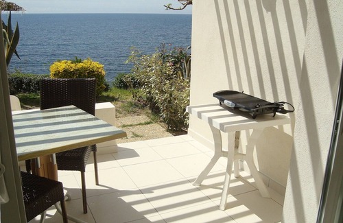 Casaglione Apartment | Studio N°4 in Tiuccia, waterfront, air-conditioned, wifi