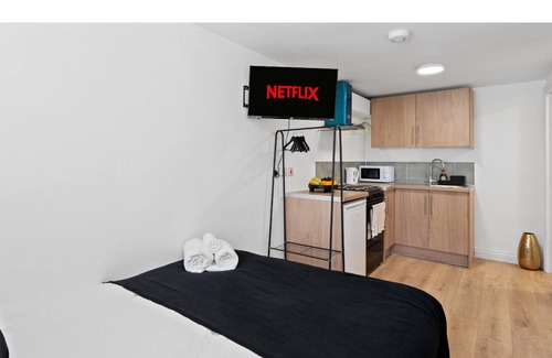 Woodside Apartment | Studio - Norwood Junction - B2