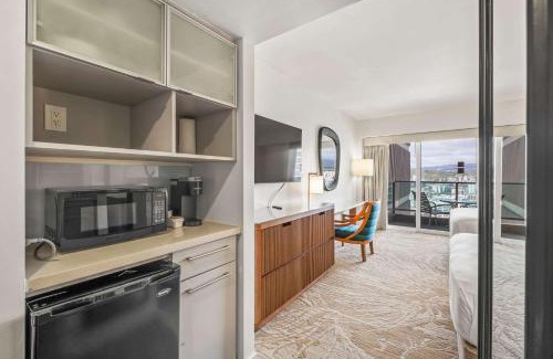 Ala Moana House | Studio Ocean View & Balcony 1118
