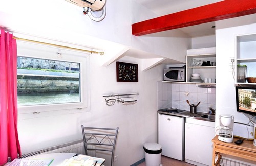 2nd Arrondissement Apartment | Studio on Barge, Le Cormoran, Edge of the Saône in Lyon