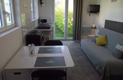 Roz-sur-Couesnon Apartment | Studio on land "Countryside at the foot of MT ST MICHEL"