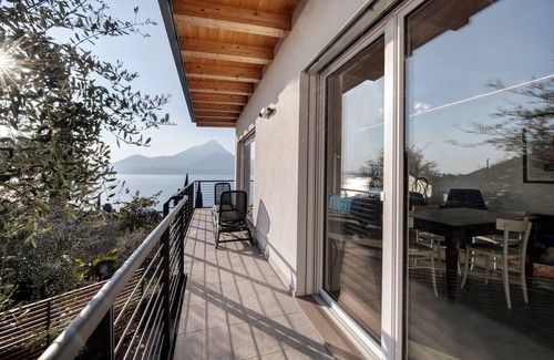 Torri del Benaco Apartment | Studio 'Pai 521 Open Space' with Lake View, Wi-Fi and Air Conditioning