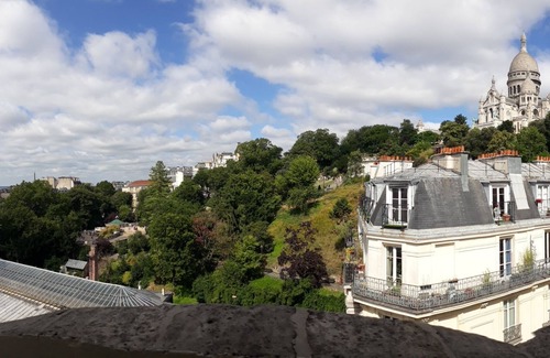 Quartier de Rochechouart Apartment | Studio Panoramic View on Montmartre & Paris.nSafe building, top floor elevator.