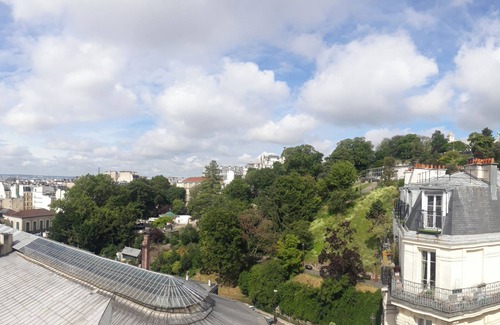 Quartier de Rochechouart Apartment | Studio Panoramic View on Montmartre & Paris.nSafe building, top floor elevator.
