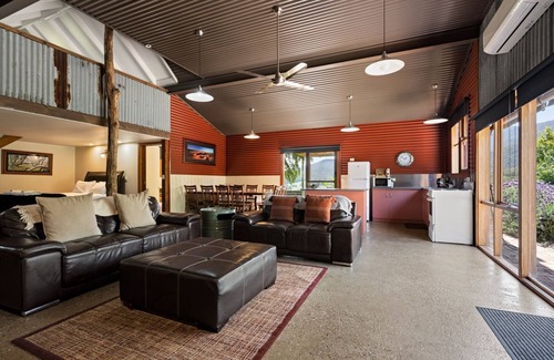 Bright Apartment | Studio @ Quins Gap Retreat