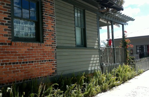 Arcadia Historic District House | Studio room on an historic property near the historic downtown