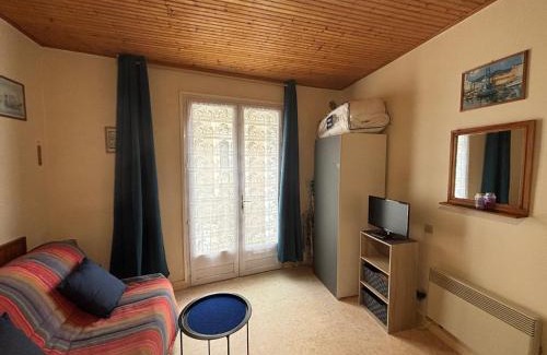 Les Sables d'Olonne Apartment | Studio simple à 2 pas de la plage, balcon, kitchenette - FR-1-197-248