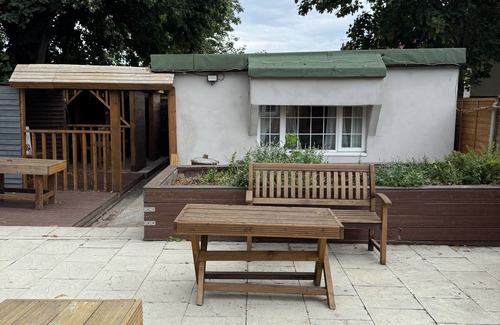 Brunel Apartment | Studio - Sleeps 2 - Garden - Parking - Wifi