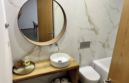 A Ver-o-Mar Apartment | Studio Sleeps 4 - Patio - Free parking - Tv & WiFi