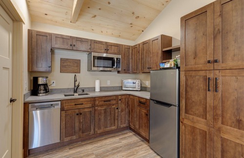 Sunapee Hotel | Studio Suite #8 at The Lodge | Minutes from Sunapee Harbor and Mount Sunapee