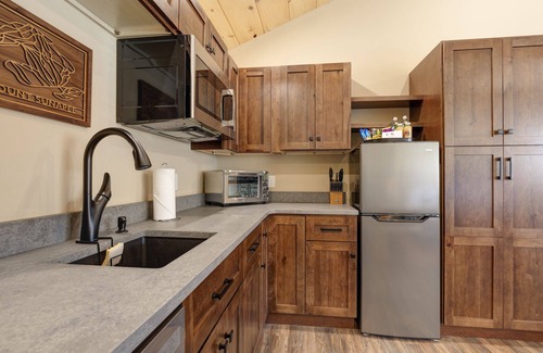 Sunapee Hotel | Studio Suite #8 at The Lodge | Minutes from Sunapee Harbor and Mount Sunapee