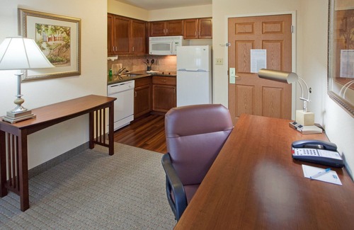 Aquia Harbour Condo | Studio Suite in Stafford! Shared Indoor Pool + BBQ Area