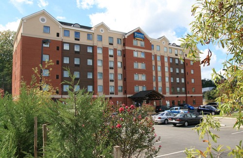 Aquia Harbour Condo | Studio Suite in Stafford! Shared Indoor Pool + BBQ Area