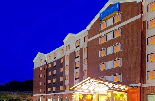 Aquia Harbour Condo | Studio Suite in Stafford! Shared Indoor Pool + BBQ Area