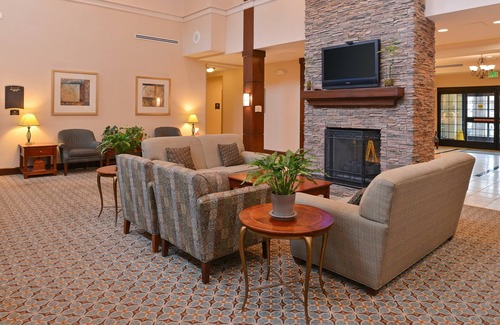 Aquia Harbour Condo | Studio Suite in Stafford! Shared Indoor Pool + BBQ Area