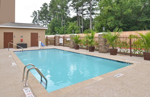 Tomball Apartment | Studio Suite in Tomball | Shared Outdoor Pool + 24h Fitness Center