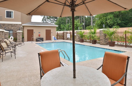 Tomball Apartment | Studio Suite Near Houston | Shared Outdoor Pool + 24h Business Center
