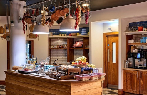 The Docks Apartment | Studio Suite Near River Mersey | Free Wi-Fi + Fitness Centre On-Site