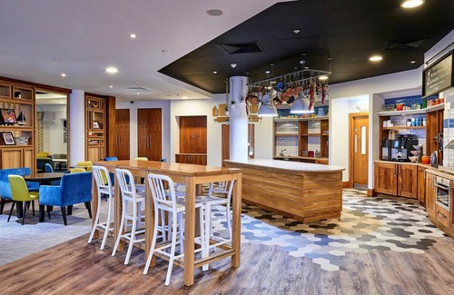 The Docks Apartment | Studio Suite Near River Mersey | Free Wi-Fi + Fitness Centre On-Site