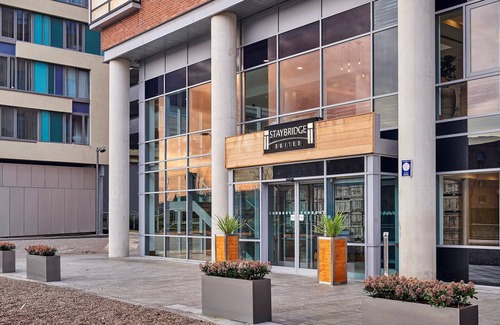 The Docks Apartment | Studio Suite Near River Mersey | Free Wi-Fi + Fitness Centre On-Site