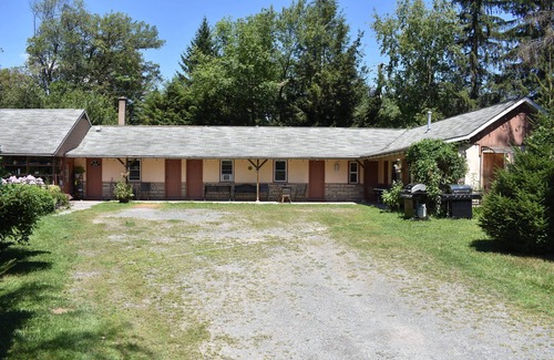Greentown Apartment | Studio Suite with 2 beds - Located at the Heart of Promised Land State Park