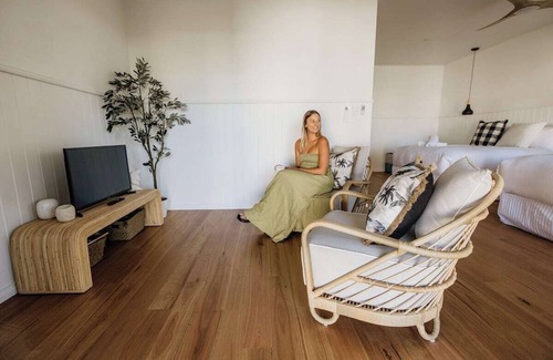 City Of Busselton House | Studio Sur Mer - Seaside Escape on the beach