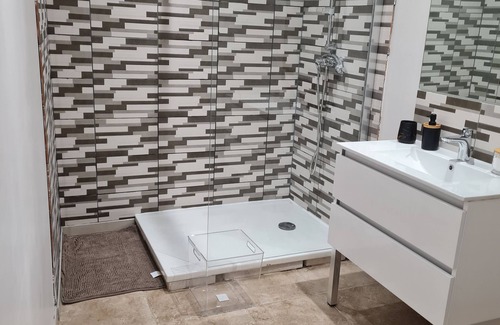 Ledenon Apartment | Studio Tout Équipé