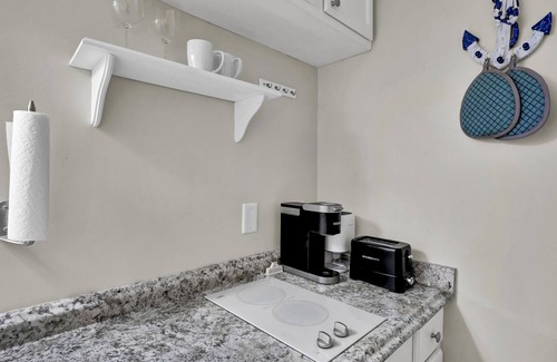 Airlie Condo | Studio w/Marina Views & Pool! Walk to Waterfront Dining!