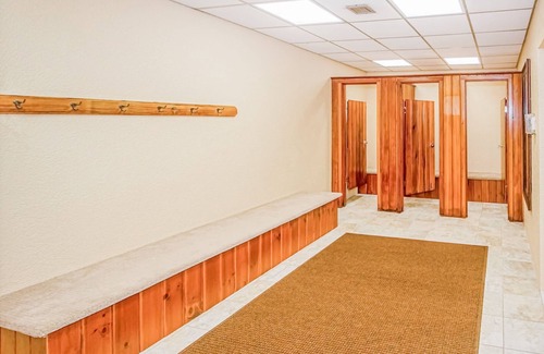 West Dover Apartment | Studio w/mountain view, shared pool, hot tub, sauna, tennis courts & shuttle