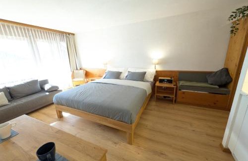Aeschi bei Spiez Apartment | Studio with balcony, Niesen view & free parking near Interlaken, Thunersee & Blausee