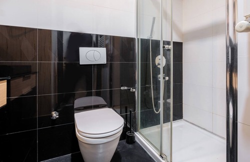 Merter Apartment | Studio with City View Balcony 2 min to Metro