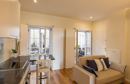 Foz do Douro Apartment | Studio with courtyard, at 3 min walking from the beach and 20 from center by BUS