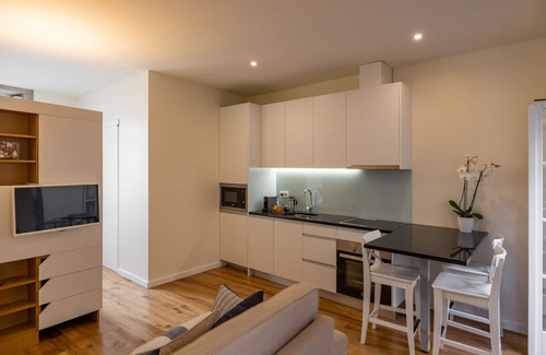 Foz do Douro Apartment | Studio with courtyard, at 3 min walking from the beach and 20 from center by BUS