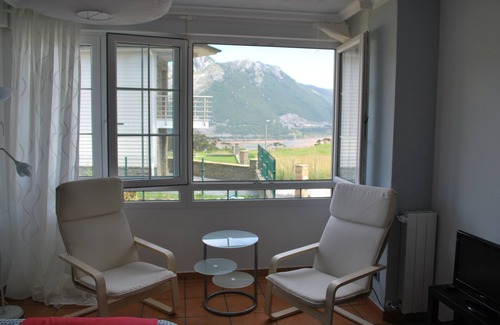 Castro Urdiales Apartment | Studio with garden and sea & mountain views in Playa Sonabia