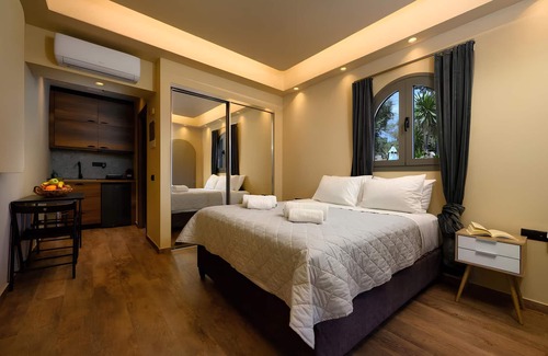 Dafnata Hotel | Studio with Garden View and Communal Pool