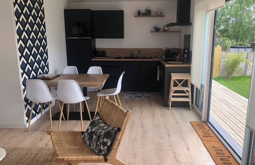 Locmiquelic Apartment | Studio with pergola overlooking large garden