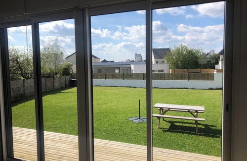 Locmiquelic Apartment | Studio with pergola overlooking large garden