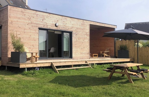 Locmiquelic Apartment | Studio with pergola overlooking large garden