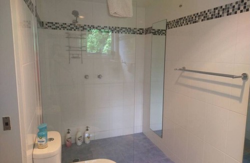 Duffy House | Studio with Queen bed and Free parking