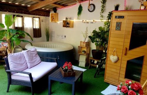Draguignan Apartment | Studio19 Cosy Sauna Jacuzzi et jardinet privatifs