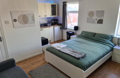 Reading Apartment | Studios & Ensuite Doubles - Central RG1 - Oracle - Station & Hospital