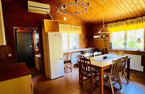 Jadraas House | StugaNäraKungsberget - mysig stuga med kamin, grillkåta och vedbastu