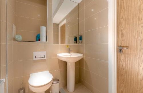 Grange Apartment | Stunning 1-Bedroom Apartment with Private Balcony - Tower Point, Enfield