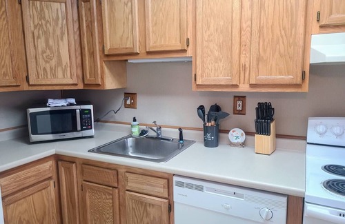 Elkins Park Apartment | Stunning 1-bedroom condo available for both short and long-term
