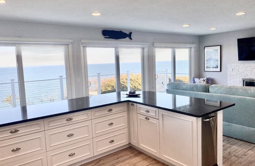 Plymouth House | Stunning 160 degree Direct Ocean Views! Renovated & well appointed Bluff House