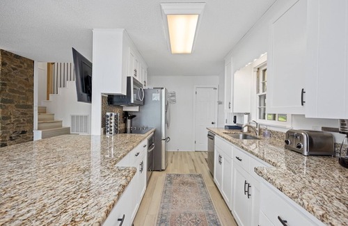 Henderson House | Stunning 180° Lake Views, Kerr Lake Retreat