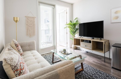 Wilshire Apartment | Stunning 1BR Near Staples Center w/ Many Amenities