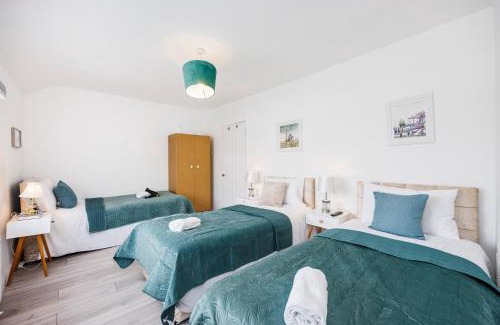 Valence Apartment | Stunning 2 Bed House with Parking in Dagenham