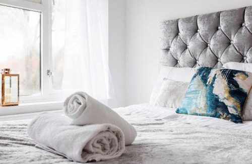 Valence Apartment | Stunning 2 Bed House with Parking in Dagenham