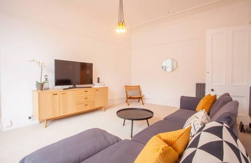 Kelvinbridge Apartment | Stunning 2 bed property in heart of West End